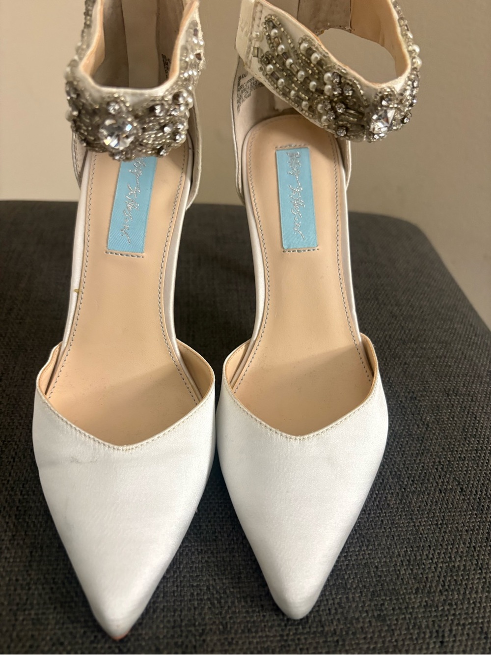 White Betsey Johnson Closed Toe Heels Size 6 Pre Owned